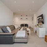 Moderno Con Piscina En Daire *
